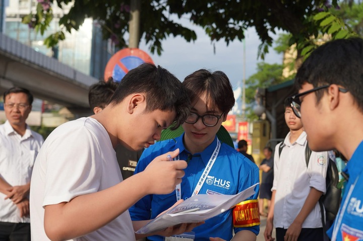 Thí sinh dự thi vào lớp 10 trường THPT Chuyên Khoa học Tự nhiên - ĐH Quốc gia Hà Nội. (Ảnh: LCĐ trường)