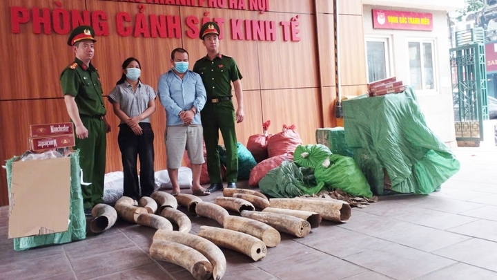 Hai vợ chồng Phạm Tiến Chang và Ngô Thị Nhậm tại Cơ quan Công an.