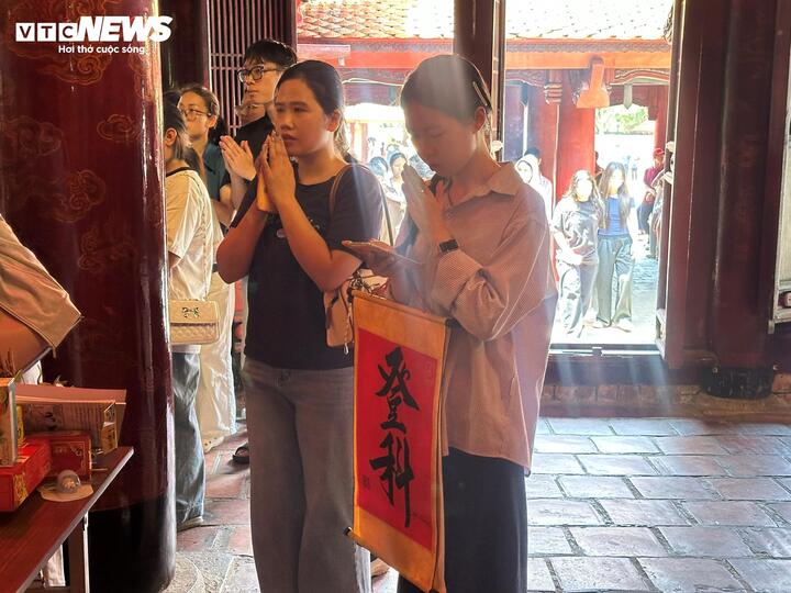 Rất đông học sinh, phụ huynh đến Văn Miếu - Quốc tử giám trước kỳ thi quan trọng để "xin vía" vượt vũ môn thành công.