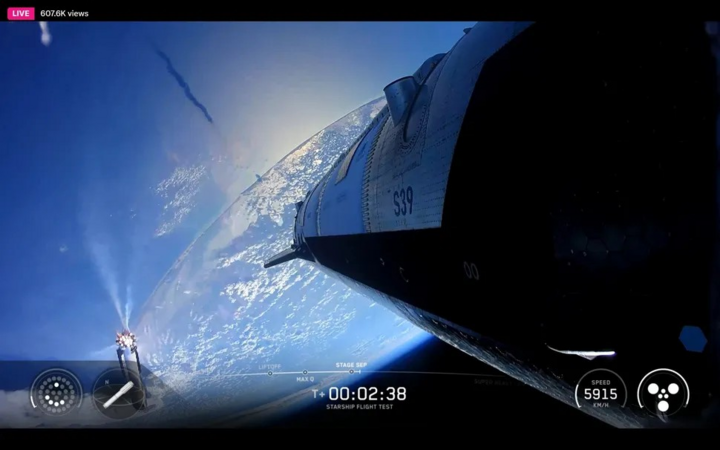 Tên lửa đẩy siêu nặng Starship V3 đầu tiên của SpaceX (phía dưới bên trái) rơi trở lại Trái đất sau khi tách khỏi tầng trên Ship 39 trong chuyến bay thử nghiệm Flight 12 vào ngày 22/5. (Nguồn: SpaceX)