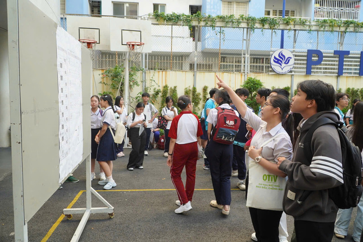 Thí sinh theo dõi bảng thông báo lịch thi, phòng thi tại trường.