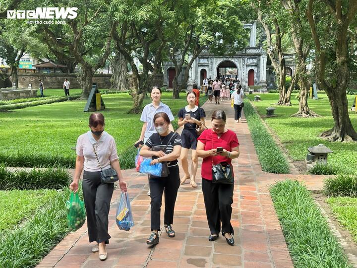 Từ sáng sớm, nhiều phụ huynh và học sinh đến Văn Miếu - Quốc Tử Giám để cầu may.