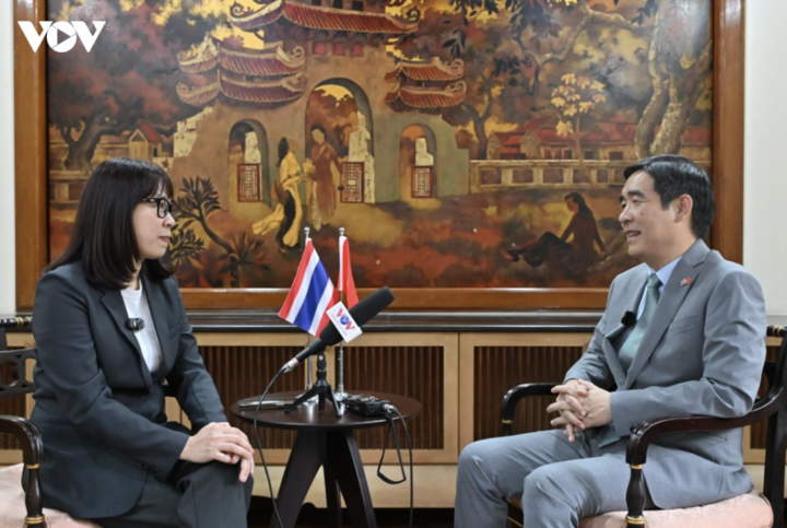Đại sứ Việt Nam tại Thái Lan Phạm Việt Hùng trả lời phỏng vấn của phóng viên Đài TNVN thường trú tại Thái Lan.