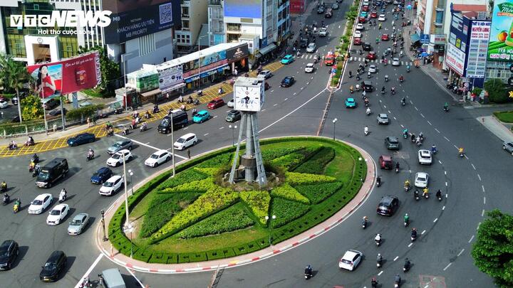 Lượng xe đổ về khu vực vòng xoay Điện Biên Phủ trong khung giờ cao điểm sáng.