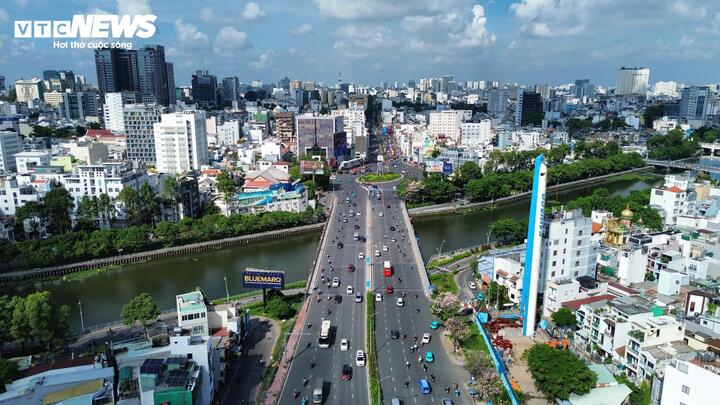 Nhiều người dân khi vừa đến nút giao phải giảm tốc độ để quan sát biển báo, tín hiệu đèn và hướng dẫn của lực lượng chức năng.