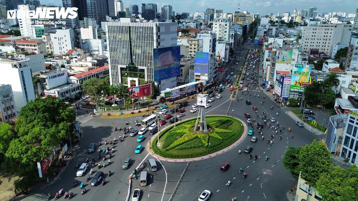 Tại khu vực vòng xoay, hàng chục mét dải phân cách cứng được lắp đặt để phân luồng phương tiện.