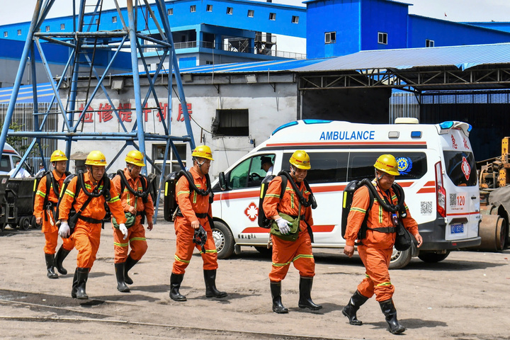 Thủ tướng Lý Cường cũng yêu cầu lực lượng chức năng dốc toàn lực cho công tác cứu hộ những người mất tích, nhanh chóng làm rõ nguyên nhân vụ tai nạn và đưa những người chịu trách nhiệm ra trước pháp luật. (Ảnh: AP)