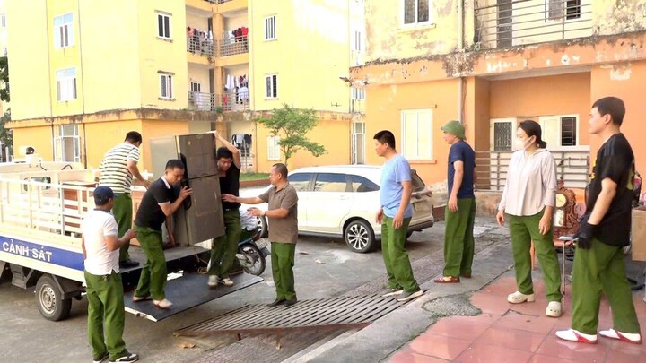 Lực lượng chức năng hỗ trợ người dân di chuyển tài sản đến nơi ở mới.