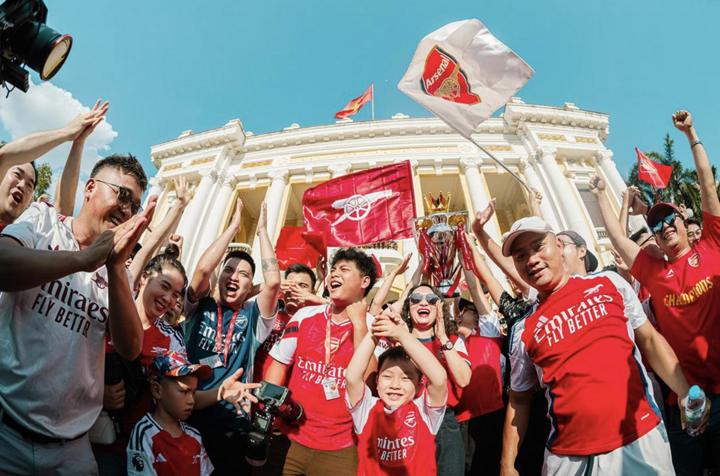 Fan hâm mộ ăn mừng Arsenal chính thức trở thành tân vương giải Ngoại Hạng Anh.
