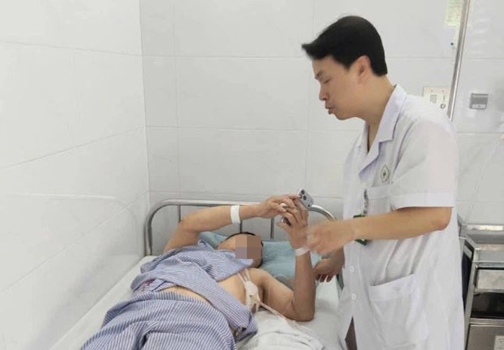 Bệnh nhân đang được theo dõi tích cực sau phẫu thuật. (Ảnh: BVCC)