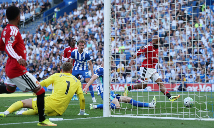 Mbeumo nâng tỷ số lên 2-0. (Ảnh: Reuters)