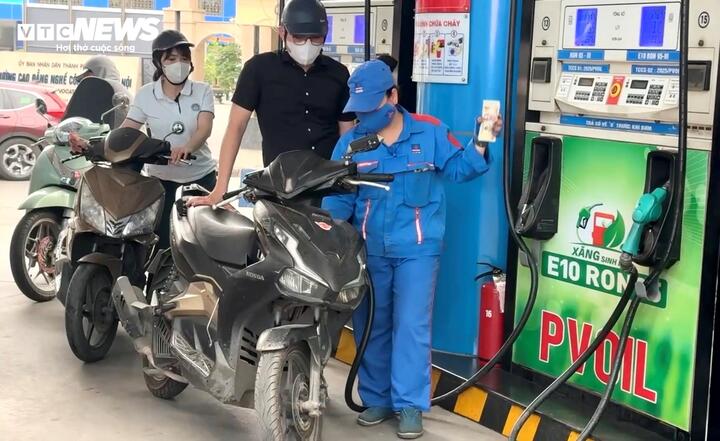 Người dân đổ xăng E10 tại Hà Nội.