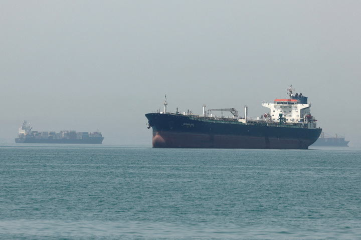 Các tàu thuyền di chuyển trên eo biển Hormuz thuộc Iran ngày 22/5/2026. (Ảnh: Majid Asgaripour/WANA qua Reuters)