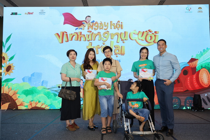 Tác giả Bùi Mạnh Hà (ngoài cùng bên phải) chụp ảnh cùng độc giả.
