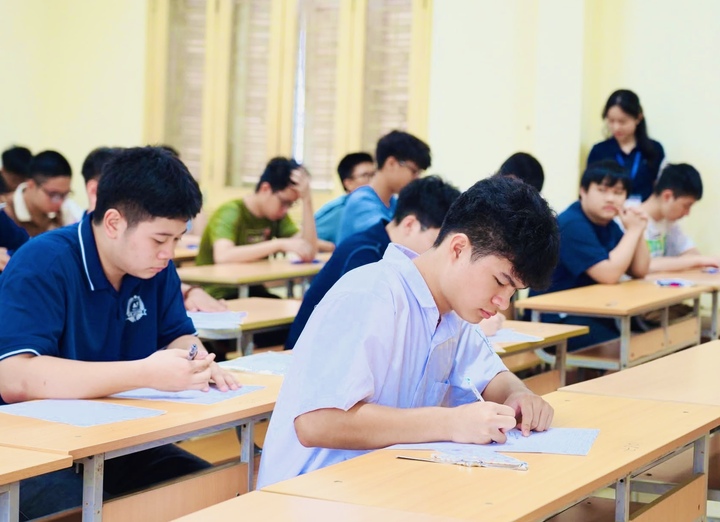 Thí sinh làm bài thi vào lớp 10 trường chuyên tại Hà Nội năm 2026.