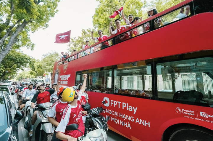 Xe buýt 2 tầng sightseeing phủ đỏ màu áo Arsenal.