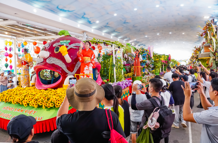 Các mô hình tạo hình trái cây nghệ thuật trở thành điểm check-in nổi bật vào những mùa lễ hội.
