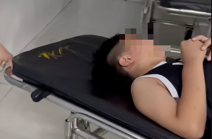 Cháu V. hiện đã được gia đình đưa đến bệnh viện theo dõi, điều trị.