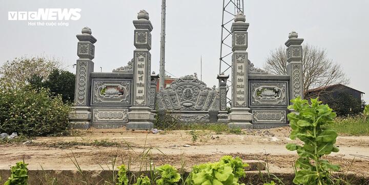 Cổng vào khu đất được làm bằng đá cũng có quy mô hoành tráng. (Ảnh: Tiến Thắng)