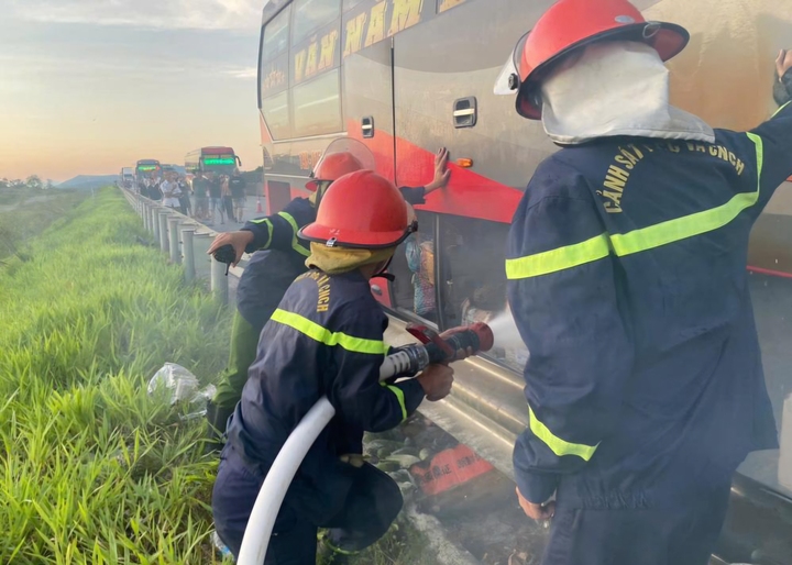 Lực lượng Cảnh sát PCCC và CNCH Công an tỉnh có mặt tại hiện trường, triển khai các biện pháp chữa cháy. (Ảnh: Công an Hà Tĩnh)
