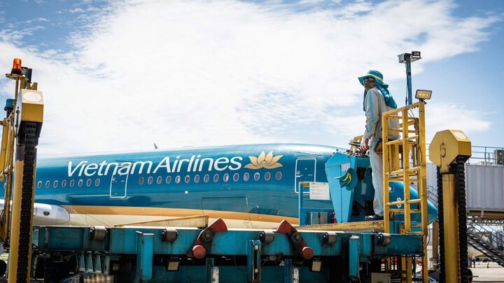 Nhiệt độ sân bay tới 70°C, nhân viên hàng không vẫn miệt mài làm việc - 9