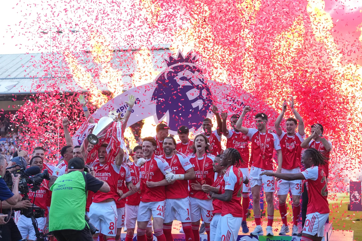 Arsenal đã nâng cao chiếc cúp vô địch Ngoại hạng Anh sau chiến thắng 2-1 trước Crystal Palace tại Selhurst Park ở vòng hạ màn. Thực tế, thầy trò Mikel Arteta đã vô địch sớm một vòng đấu sau loạt kết quả thuận lợi hồi giữa tuần.