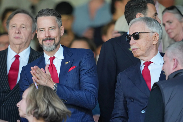 Stan Kroenke, chủ sở hữu CLB Arsenal, cùng con trai Josh có mặt tại London để trực tiếp chứng kiến khoảnh khắc lịch sử của đội bóng. Đây tiếp tục là dấu ấn thành công của đế chế Kroenke Sports & Entertainment. Josh Kroenke cho biết gia đình ông đã dành toàn bộ tâm huyết cho CLB. “Arsenal có ý nghĩa rất lớn với chúng tôi. Có thể phải mất vài năm để mọi người hiểu điều đó, nhưng giờ đội bóng đang sở hữu những con người tuyệt vời, từ cầu thủ cho tới HLV", ông chia sẻ.