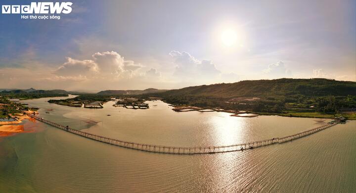 Chiều xuống, toàn bộ không gian xung quanh cầu ông Cọp nhuốm màu vàng rực rỡ. Cây cầu gỗ đổ bóng dài trên mặt nước, tạo nên một bối cảnh khiến bất kỳ du khách, nhiếp ảnh gia nào cũng lạc bước.