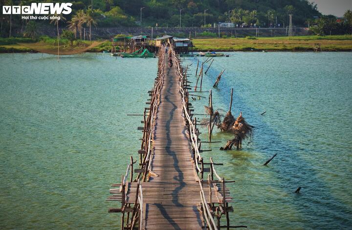 Theo ông Phạm Văn Khoa (44 tuổi, một trong các hộ dân quản lý cầu ông Cọp) chia sẻ,, cầu gỗ Ông Cọp đã xuất hiện gần 30 năm trước, gắn bó với ký ức và trở thành một phần tất yếu của bao thế hệ người dân địa phương. Cầu do các hộ dân góp tiền, góp công xây dựng nhằm rút ngắn quãng đường di chuyển giữa phường Xuân Đài sang xã Tuy An Đông chỉ khoảng 1 km, thay vì phải đi vòng hơn 10 km.