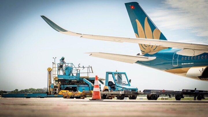 Nhiệt độ sân bay tới 70°C, nhân viên hàng không vẫn miệt mài làm việc - 7