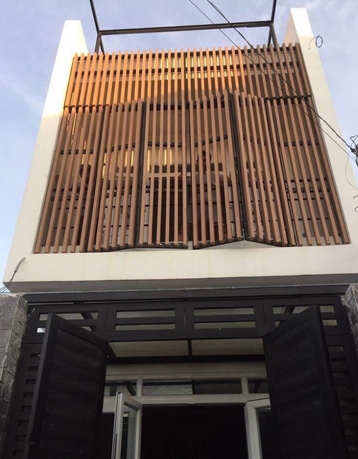 Nhiều nhà phố sử dụng lam chắn nắng. (Ảnh: An Lộc Phát)
