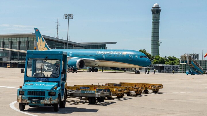 Nhiệt độ sân bay tới 70°C, nhân viên hàng không vẫn miệt mài làm việc - 11