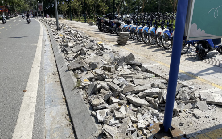 Vỉa hè phố Nguyễn Đình Chiểu kéo dài bị đục, phá. (Ảnh: Tiền phong)