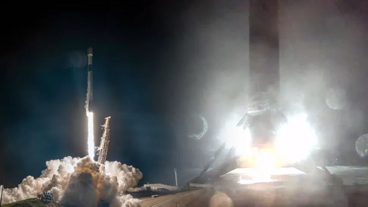 Hai tên lửa SpaceX Falcon 9, mỗi tên lửa mang theo vệ tinh Starlink, được phóng lên quỹ đạo. (Nguồn: SpaceX)