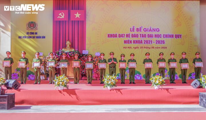 Sáng 25/5, tại Học viện Cảnh sát nhân dân, lễ bế giảng và trao bằng tốt nghiệp cho khóa D47 hệ đào tạo đại học chính quy (niên khóa 2021–2026) được tổ chức trang trọng, đánh dấu thời khắc các học viên hoàn thành chương trình đào tạo, trở thành những tân cử nhân, tân sĩ quan Công an nhân dân.