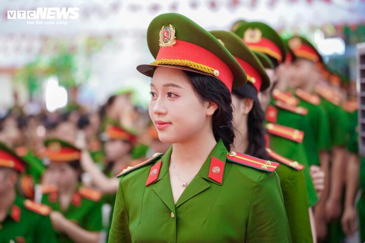 12 học viên nữ được phong quân hàm Trung úy, là những gương mặt tiêu biểu, ghi dấu ấn trong học tập, rèn luyện và các phong trào của Học viện trong suốt quá trình đào tạo.