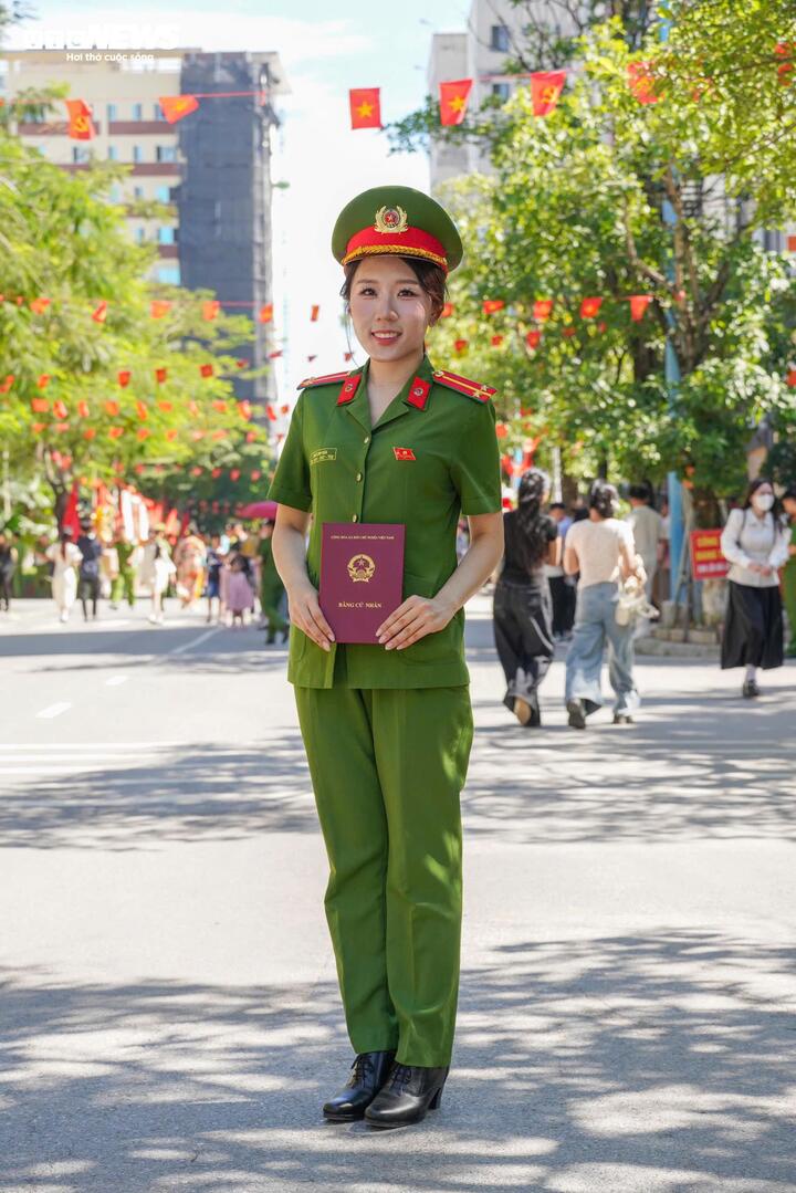 Trung úy Ngô Linh Nga, học viên khóa D47, chia sẻ 5 năm học tập tại Học viện là quãng thời gian nhiều thử thách nhưng cũng đầy ý nghĩa. Từ những ngày đầu bỡ ngỡ với việc gấp chăn màn, thực hiện nội vụ, đến việc rèn luyện tác phong, lời ăn tiếng nói và tư duy nghề nghiệp, mỗi ngày trôi qua đều là một bước trưởng thành.