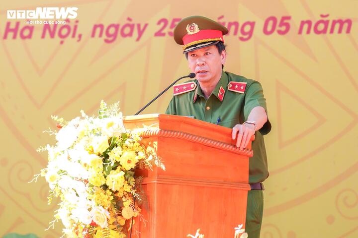 Phát biểu tại lễ bế giảng, Trung tướng, Nhà giáo Ưu tú, Giáo sư, Tiến sĩ Trần Minh Hưởng – Bí thư Đảng ủy, Giám đốc Học viện Cảnh sát nhân dân không giấu được sự xúc động khi chia sẻ với các học viên khóa D47. Ông nhấn mạnh, từ thời khắc này, các học viên không còn là sinh viên trong môi trường học tập được bảo bọc, mà chính thức trở thành những chiến sĩ Công an nhân dân. “Cuộc chiến phía trước không có chỗ cho sự yếu mềm, khắc nghiệt hơn rất nhiều so với những bài tập trên thao trường”, Trung tướng Trần Minh Hưởng nói.