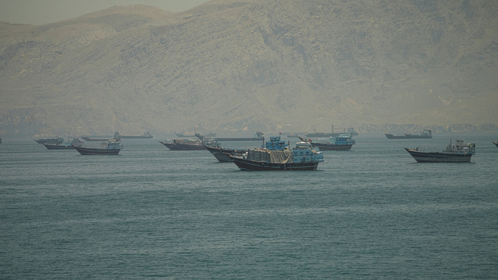 Các tàu thuyền di chuyển qua eo biển Hormuz nhìn từ Musandam, Oman ngày 25/5/2026. (Ảnh: Reuters)