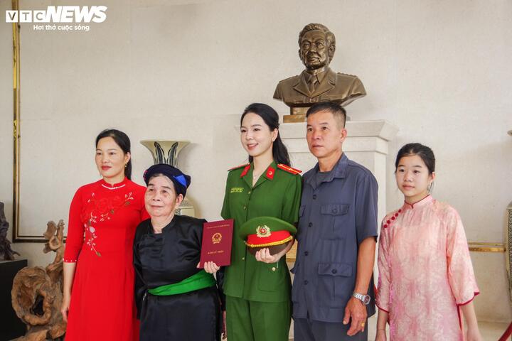 Buổi lễ bế giảng còn có sự tham dự của gia đình, người thân và bạn bè các học viên, cùng đến chúc mừng và chứng kiến thời khắc trưởng thành sau 5 năm học tập, rèn luyện tại Học viện Cảnh sát nhân dân.