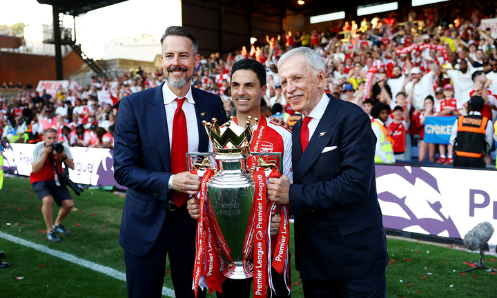 Stan Kroenke (bên phải) trở thành cổ đông lớn của Arsenal vào năm 2011 - cùng năm đội bóng chiêu mộ cầu thủ Mikel Arteta từ Everton. Năm 2018, nhà Kroenke chính thức sở hữu toàn bộ cổ phần Arsenal. Sau đó 1 năm, Arteta quay lại CLB trong vai trò huấn luyện viên trưởng.