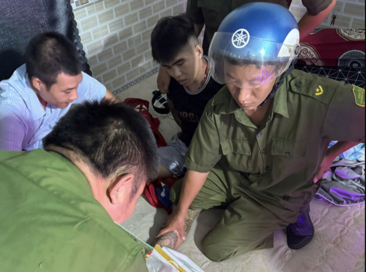 Lực lượng chức năng bắt quả tang vụ tàng trữ ma tuý. (Ảnh: PC04 Tây Ninh)