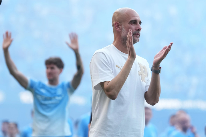 Không chỉ mang về danh hiệu, Guardiola còn có sự gắn kết đặc biệt với CĐV Man City. Ông nói rằng nếu người hâm mộ gặp mình trong tương lai, hãy đến ôm ông, nói rằng "tôi sẽ cần điều đó”.