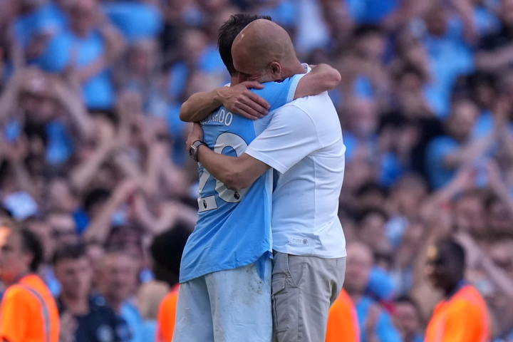 Guardiola đã không giấu nổi xúc động từ rất sớm. Ông nhiều lần lau nước mắt khi Bernardo Silva và John Stones, hai cầu thủ gắn bó nhiều năm với Man City, lần lượt rời sân trong tiếng vỗ tay tri ân của toàn bộ khán giả Etihad ở hiệp hai.
