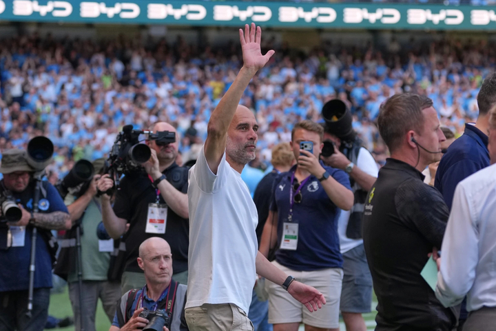Guardiola khá trầm lặng trong trận đấu cuối cùng. Ông dành phần lớn thời gian đứng nhìn khắp sân. Ông đã không kìm được xúc động trong ngày khép lại hành trình 10 năm cùng Manchester City.