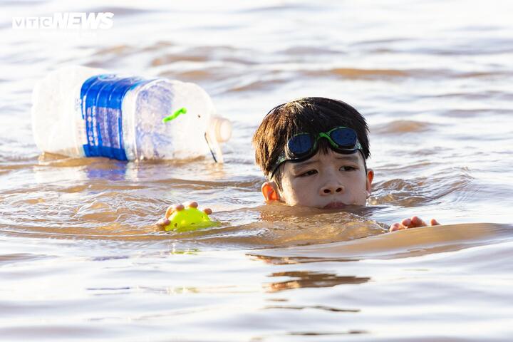 Giữa cái nóng gần 45 độ C, người Hà Nội tìm đến sông Hồng để giải nhiệt - 7