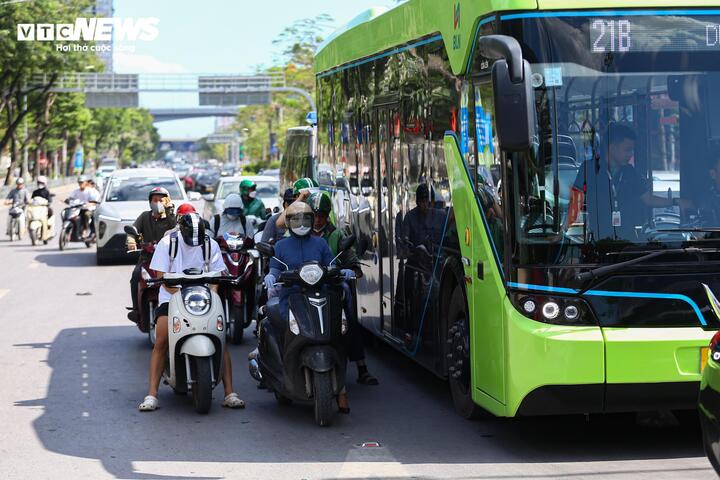 Theo Trung tâm Dự báo Khí tượng Thủy văn Quốc gia, ngày 25/5, khu vực Bắc Bộ và Trung Bộ xuất hiện nắng nóng gay gắt, nhiều nơi đặc biệt gay gắt. Nhiệt độ ghi nhận lúc 13h phổ biến từ 37-39 độ C, một số nơi vượt ngưỡng 39 độ C. Đáng chú ý, trạm Láng (Hà Nội) ghi nhận mức nhiệt cao nhất lên tới 39,7 độ C.