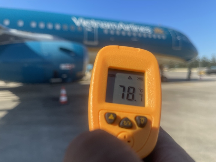 Nhiệt độ ghi nhận thực tế tại sân đỗ Nội Bài lúc 15h, ngày 25/5 là 78°C. (Ảnh: VNA)