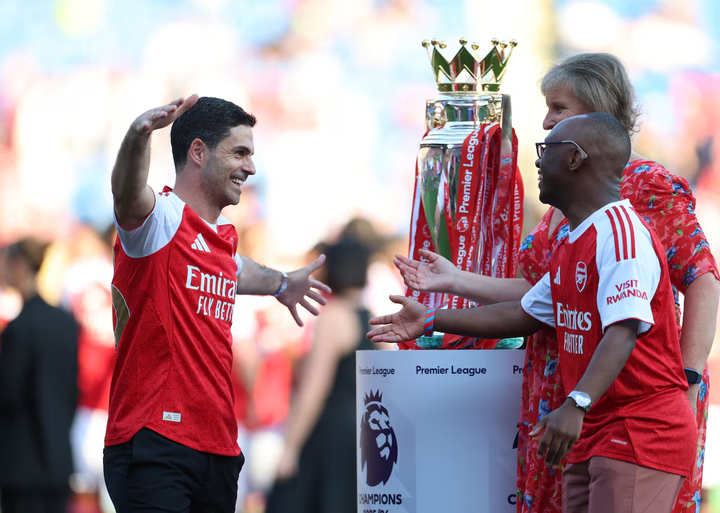 Arsenal vẫn còn cơ hội hoàn tất mùa giải trong mơ nếu đánh bại Paris Saint-Germain ở chung kết Cúp C1 châu Âu để lần đầu bước lên đỉnh châu Âu. Dù vậy, chức vô địch Ngoại hạng Anh cũng đã đủ để khép lại quãng thời gian dài trắng tay của “Pháo thủ”, đồng thời mang về danh hiệu lớn thứ hai cho Mikel Arteta kể từ khi ông dẫn dắt đội bóng, sau FA Cup năm 2020.