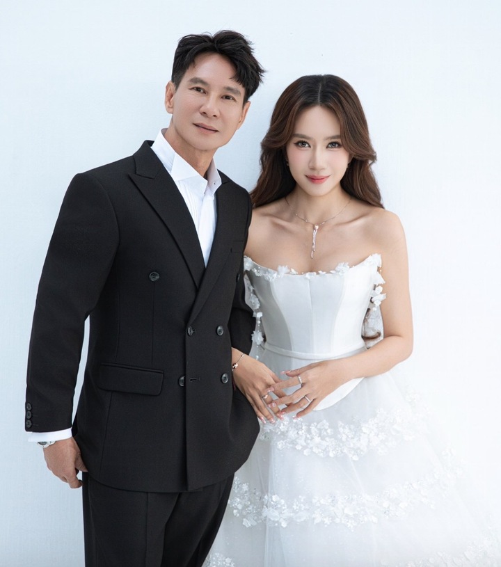 Về phía Lý Hải, nam đạo diễn nhiều lần khẳng định, anh trân trọng cuộc sống bình yên bên vợ con sau nhiều năm hoạt động nghệ thuật. Chính vì vậy, mỗi động thái của gia đình anh luôn nhận được sự chú ý đặc biệt từ công chúng.